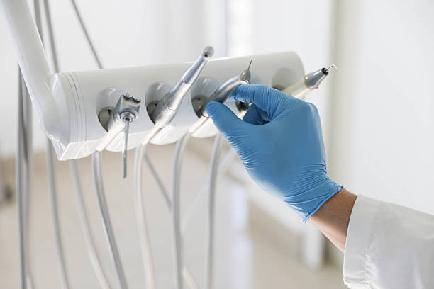 Professional Tooth Extraction technician working in Jarales, NM